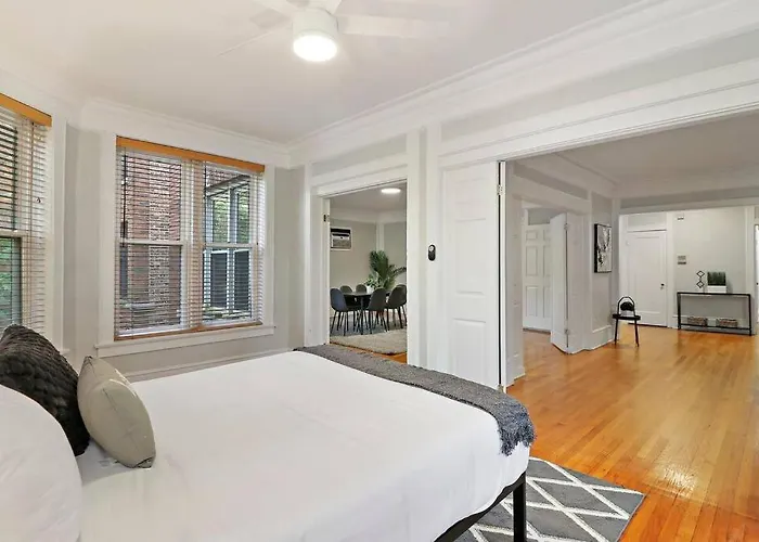 Spacious 4br In Historic Hyde Park Near Chicago
